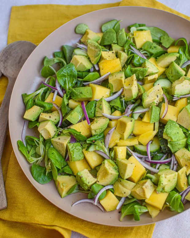 Lækker mango salat med avocado og agurk