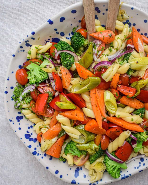 Pastasalat med bagte grøntsager
