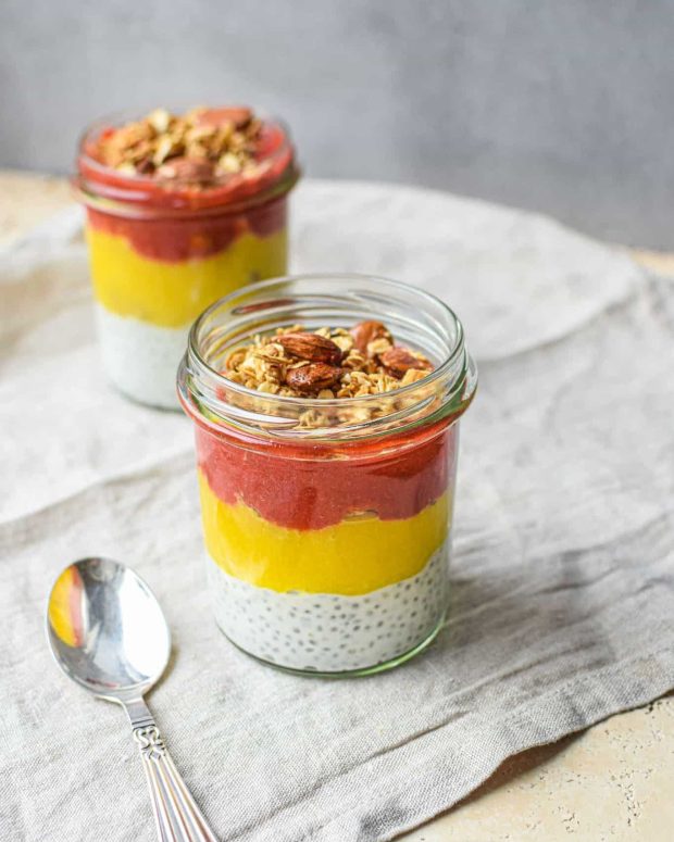 chiagrød med jordbær og mango