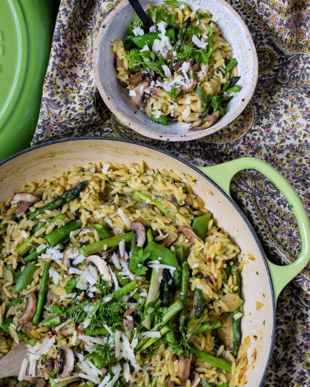 Cremet orzo pasta med parmesan, asparges og sukkerærter