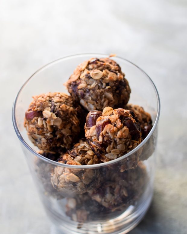 Dadelkugler med banan og chokolade