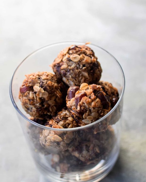Dadelkugler med banan og chokolade