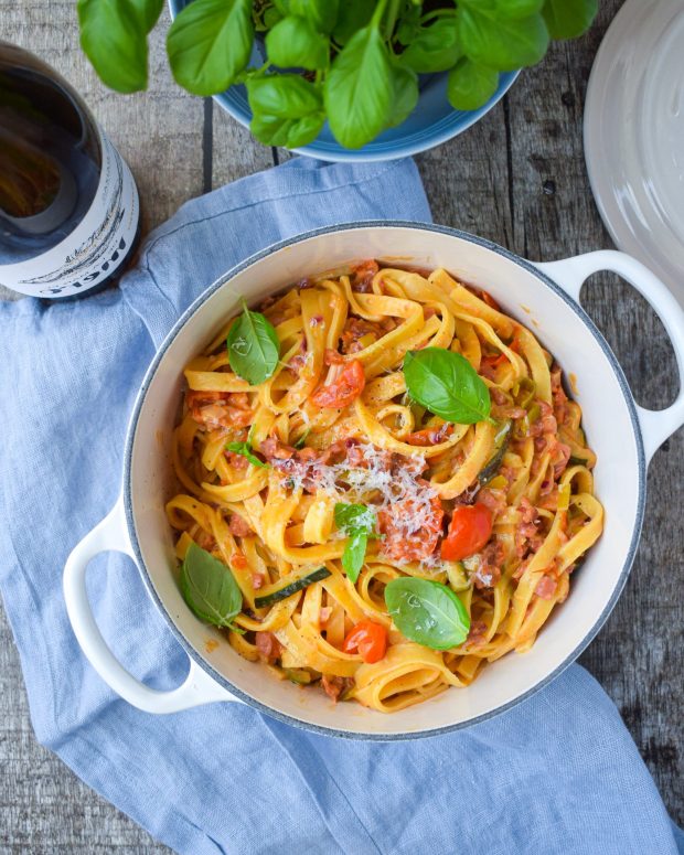 Frisk pasta med hvidvin, kylling og grønt