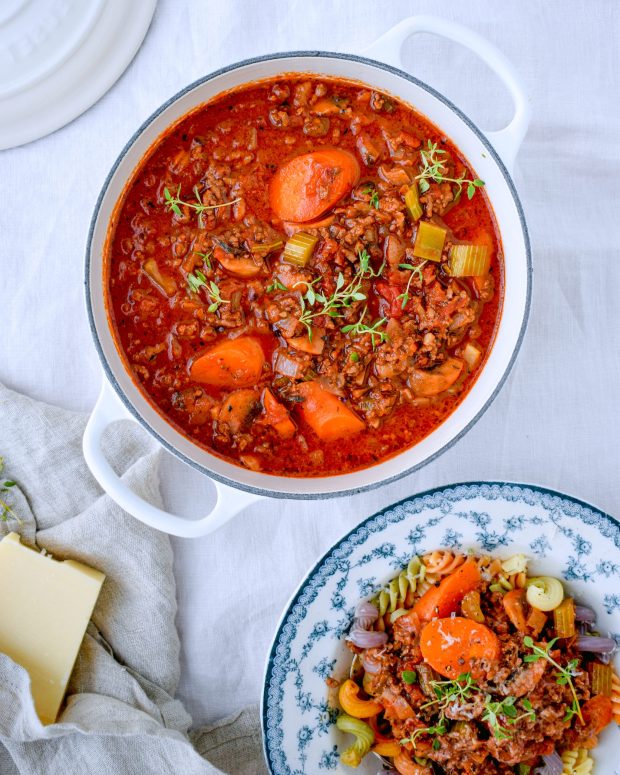 Pasta med kødsovs og grøntsager