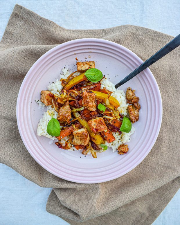 Hurtig wok med ris og sød chilimarineret kød