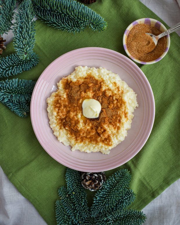 nem og lækker risengrød med kanelsukker og smørklat