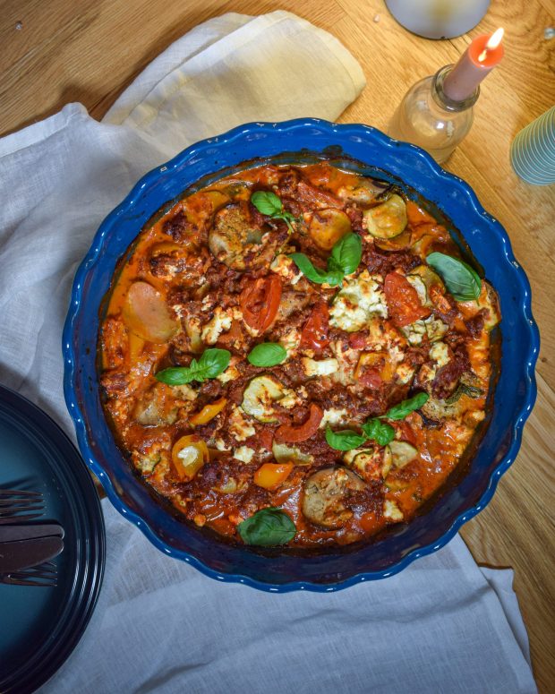 Græsk kartoffelfad med oksekød, feta og grønt