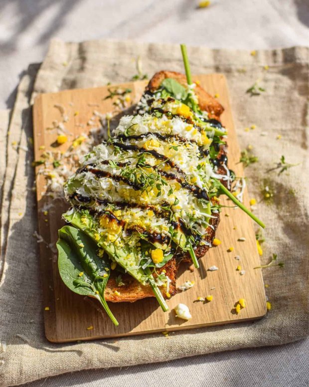 Toast med avocado og æg