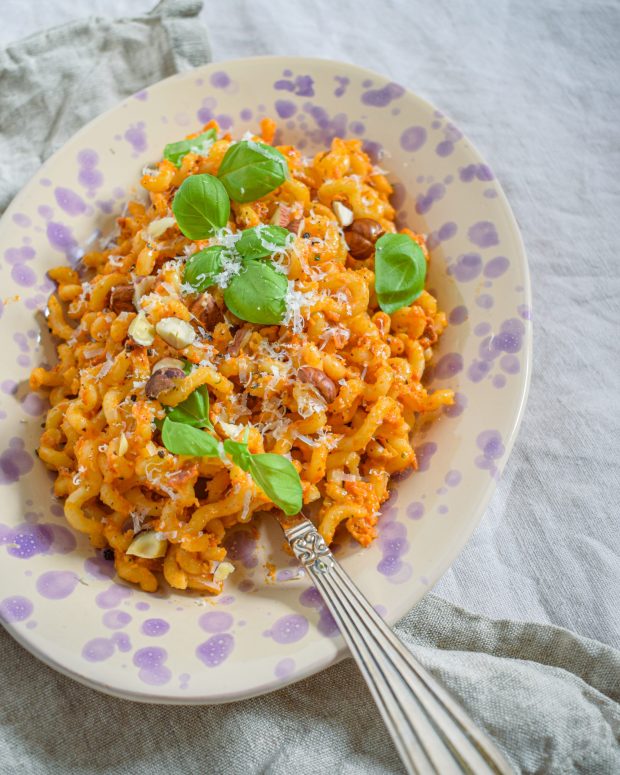 Hurtig pastaret med hjemmelavet rød pesto