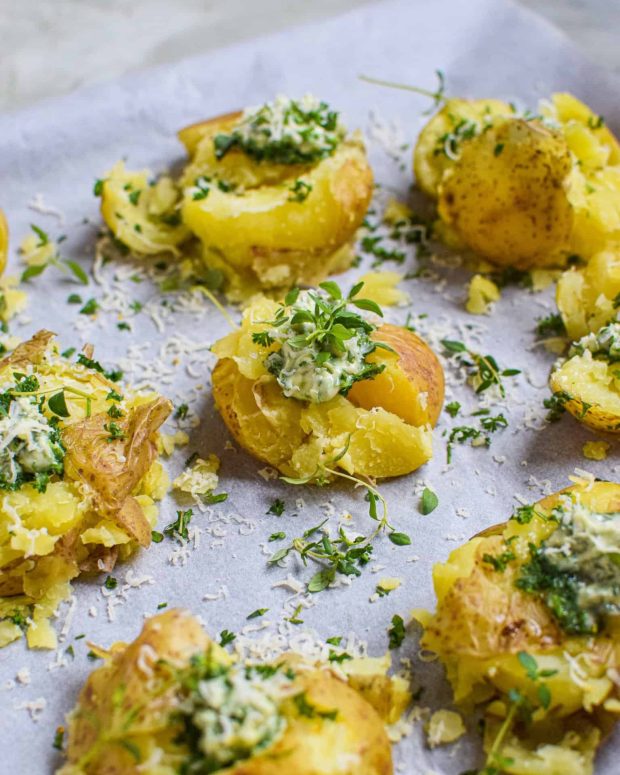 Knuste kartofler med kryddersmør og parmesan