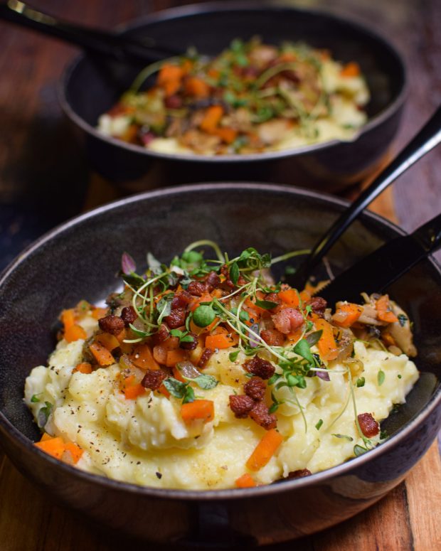 Rodfrugtmos med stegte svampe og bacon