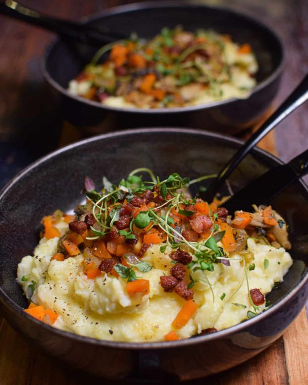 Rodfrugtmos med stegte svampe og bacon