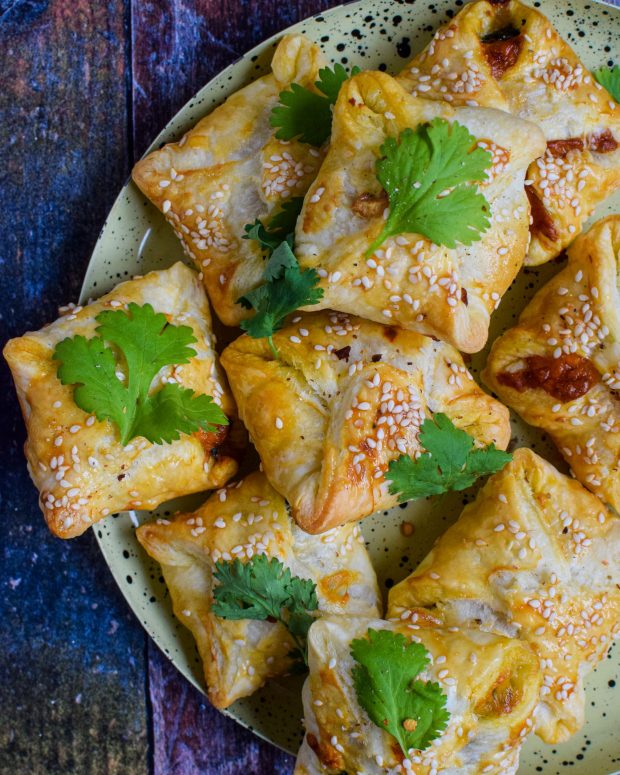 Butterdejspakker med chorizo, cheddar og pikant