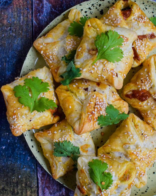 Butterdejspakker med chorizo, cheddar og pikant