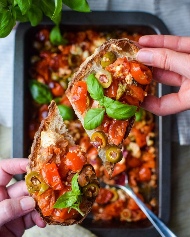 Bruschetta bagte tomater, feta og oliven