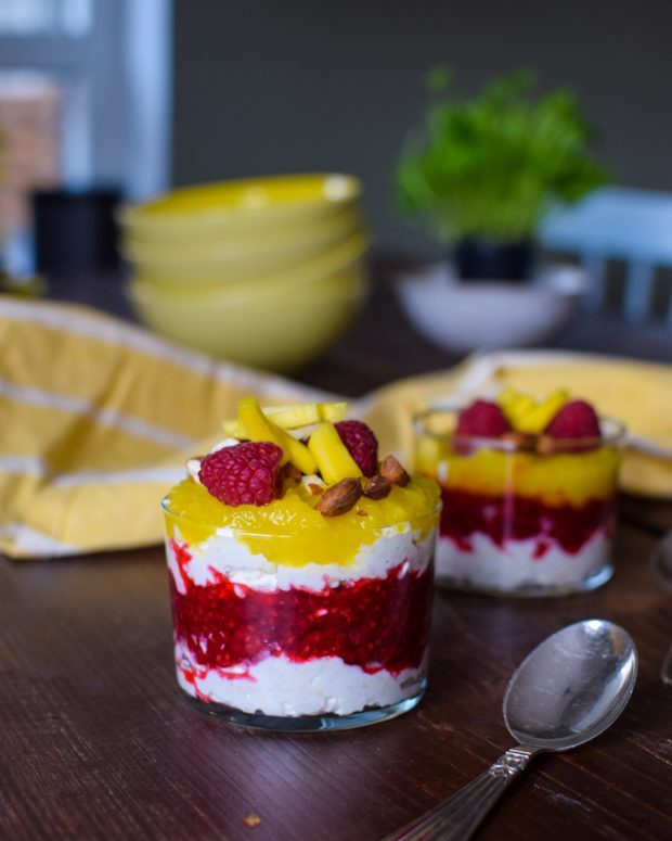 Morgentrifli med mango og hindbær