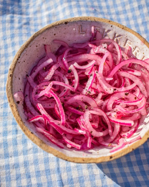 lækre lynsyltede rødløg med den fineste lyserøde farve